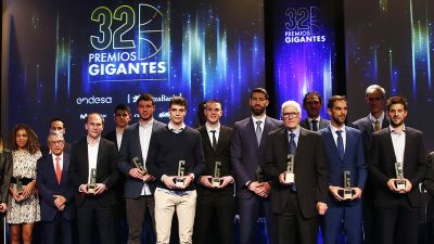 Carlos Alocén y Jonathan Barreiro posan con el resto de galardonados.