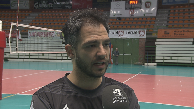 Miguel Rivera atendiendo a Aragón Deporte.