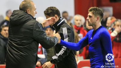 Víctor Fernández felicita a Raúl Guti al finalizar el duelo en Anduva.