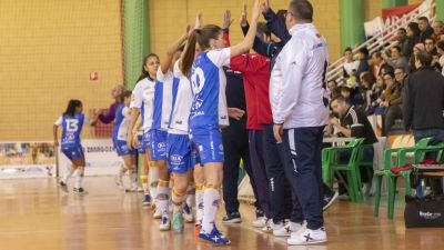 Las jugadoras saludan al cuerpo técnico de Sala Zaragoza.