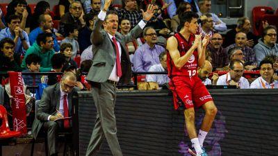 Porfirio Fisac da instrucciones a sus jugadores durante el duelo.