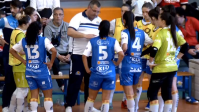 Chus Muñoz da instrucciones a sus jugadores en un instante del encuentro.