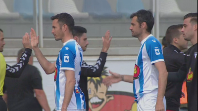 Los jugadores de ambos equipos se saludan antes del inicio del encuentro.