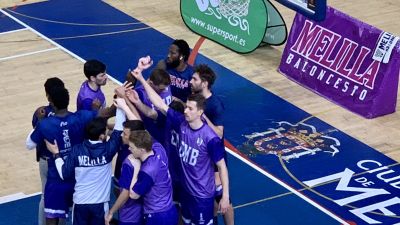 Los jugadores de Melilla Baloncesto celebran su victoria.