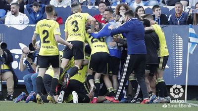 Los jugadores del Real Zaragoza celebran el gol de Luis Suárez.