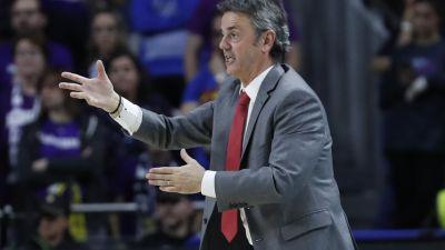 Porfirio Fisac da instrucciones a sus jugadores durante el duelo ante el Madrid.