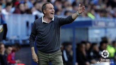 Víctor Fernández da instrucciones a sus jugadores durante el partido en Málaga.