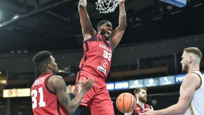 Thompson machaca en una acción del duelo disputado en Lituania.
