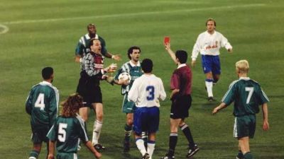 El árnitro muestra la tarjeta roja a Peter Bosz en el minuto 85 de aquel partido.