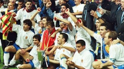 El Real Zaragoza celebra, en 1995, la conquista de la Recopa.