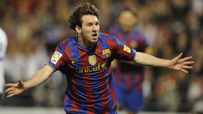 Messi celebra uno de los tres goles que anotó en La Romareda.