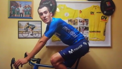 Sergio Samitier entrena en casa con el rodillo.