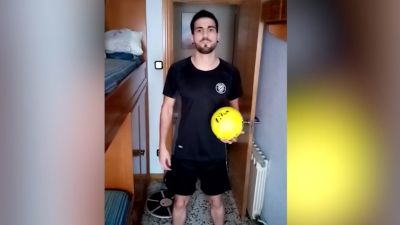 Carlos García explica sus ejercicios desde casa.