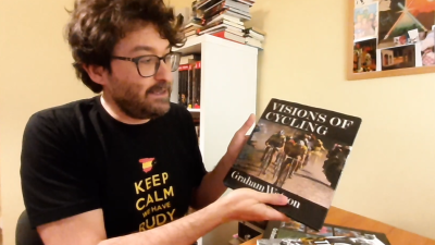 Octavio Gómez muestra uno de los libros de su colección.
