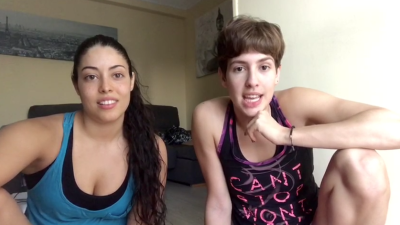 Miriam y Macu envían un saludo desde casa.