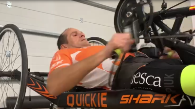 El handbiker aragonés muestra en un vídeo los ejercicios que realiza en casa.
