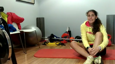 Ángela Caro en el salón reconvertido en gimnasio.