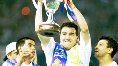 Xavi Aguado levanta al Recopa de Europa en el Parque de los Príncipes de París.