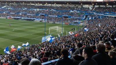 Aficionados del Real Zaragoza animan al equipo durante un partido.
