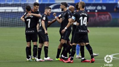 Los jugadores de la SD Huesca celebran el gol conseguido por Dani Raba.
