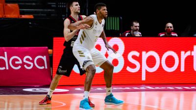 Ander Urdiain defiende a Walter Tavares en una acción del partido.