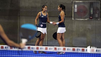 Mapi y Majo Sánchez Alayeto celebran un punto ganado a lo largo de su partido.