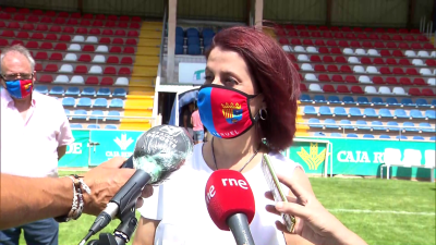 Emma Buj, alcaldesa de Teruel, durante su visita al CD Teruel.