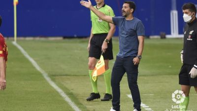 Míchel Sánchez da instrucciones a sus jugadores durante el encuentro.