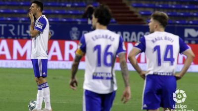 Varios jugadores del Real Zaragoza se lamentan tras la derrota de ayer en La Romareda.
