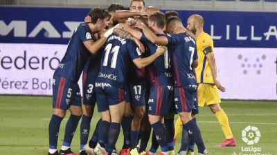 Los jugadores de la SD Huesca celebran el segundo gol ante el Alcorcón