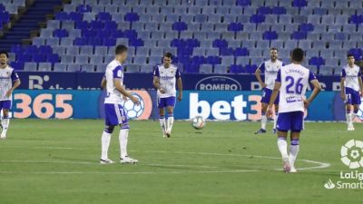 Los jugadores del Real Zaragoza se muestran abatidos en un instante del duelo ante el Oviedo.
