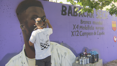 Pablo Zárate, restaurando el mural de Babacar Seck.