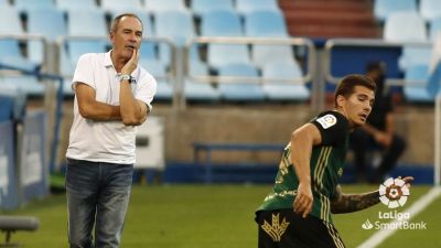 Víctor Fernández observa un lance del juego. Foto: LaLiga.