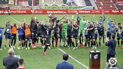 La SD Huesca celebrando el título de Segunda División. Foto: LaLiga.