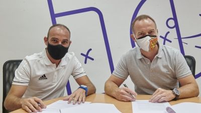 Iván Martínez durante la firma. Foto: Real Zaragoza.