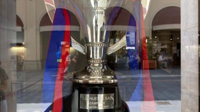La Diputación Provincial de Huesca expone la copa de campeones.