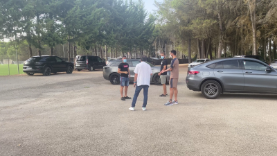 Varios jugadores de la SD Huesca charlan tras realizarse las pruebas este lunes.
