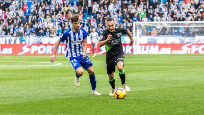 una imagen del duelo que enfrentó al Huesca con el Alavés en Mendizorroza en el curso 2018-2019.