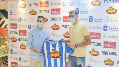 Miguel Linares y Javi Álamo posan con la camiseta de la SD Ejea.