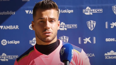 Álvaro Fernández, en rueda de prensa con la SD Huesca