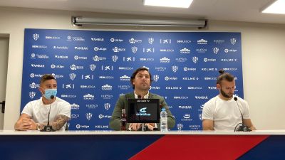 Pablo Maffeo y Gastón SIlva junto a Rubén García, director deportivo del Huesca.
