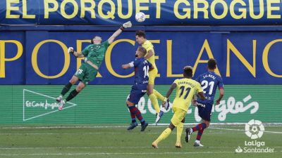 Andrés Fernández, en un lance del duelo ante el Villarreal.