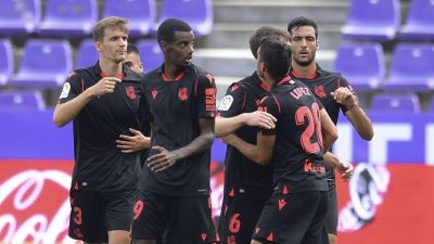 Roberto López, de espaldas a la derecha, celebra el gol con sus compañeros.