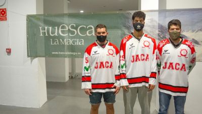 Raúl Barbo, Iván Royo y Alejandro Carbonell posan con su nueva camiseta.