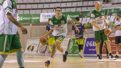 Pablo Gella durante un calentamiento del equipo oscense