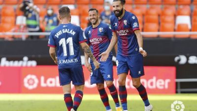 Siovas celebra junto a sus compañeros su primer gol con la SD Huesca.