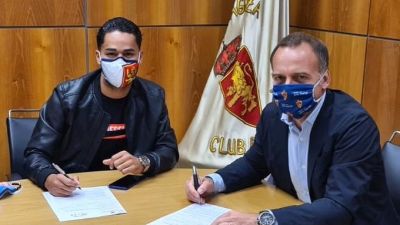 Una imagen de Raí firmando su nuevo contrato junto a Christian Lapetra.