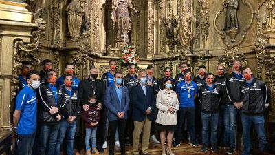 La plantilla del Club Voleibol Teruel posa en la catedral. Foto: Aragón Deporte.