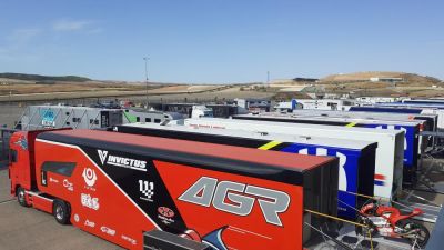Los camiones de los diferentes equipos ya han invadido el paddock de MotorLand.