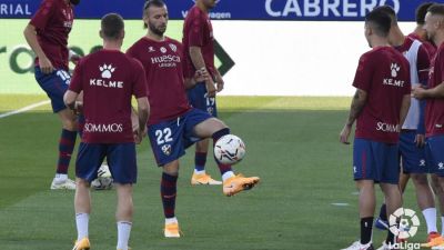 Jugadores de la SD Huesca calentando en El Alcoraz
